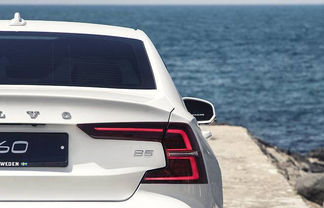 볼보 S60 B5 엠블럼.