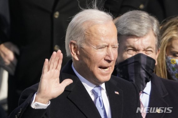 조 바이든 미국 대통령 당선인이 20일(현지시간) 미 의회 의사당에서 성경에 손을 얹고 존 로버츠 대법원장 앞에서 제46대 미국 대통령 취임 선서를 하고 있다. /사진=뉴시스
