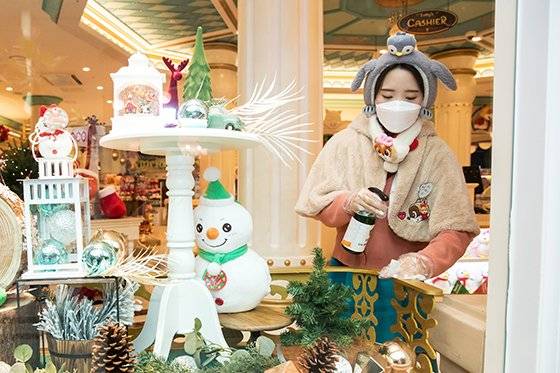 서울 잠실 롯데월드 어드벤처는 코로나19 예방을 위한 철저한 방역과 사회적 거리두기를 시행하고 있다. 롯데월드 직원들이 파크 내 회전목마와 상품점에서 방역 소독을 실시하고 있다. 맨 위 사진은 반짝반짝 빛나는 얼음왕국으로 변신한 매직캐슬. 롯데월드 제공