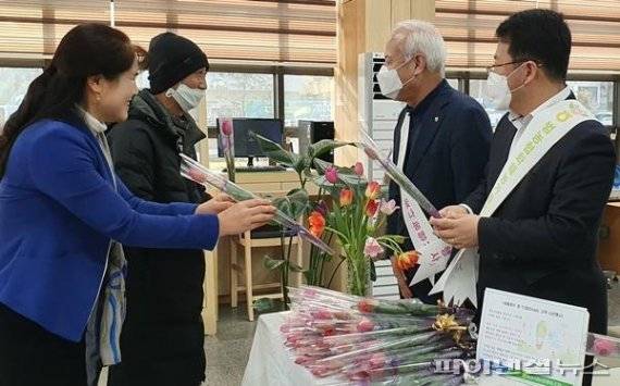 농협중앙회 제주지역본부 '꽃 나눔 행사' 2020. 02. 22. /사진=fnDB