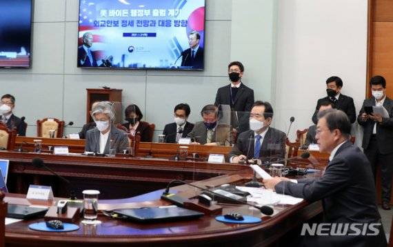 [서울=뉴시스]추상철 기자 = 정세균 국무총리와 강경화 외교부 장관이 21일 오후 청와대 여민1관에서 열린 NSC 전체회의 및 외교안보부처 업무보고에 참석해 문재인 대통령의 발언을 듣고 있다. 2021.01.21. scchoo@newsis.com /사진=뉴시스