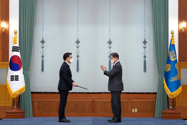 문재인 대통령이 21일 김진욱 신임 초대 공수처장에게 임명장을 주고 있다. 청와대 제공