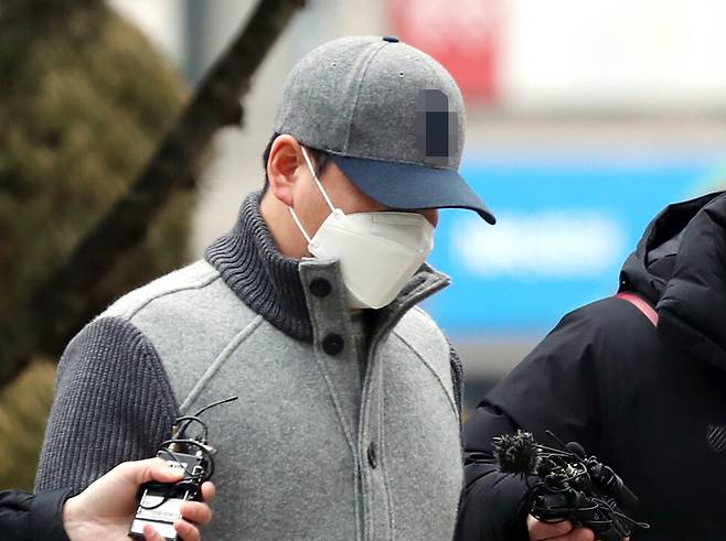 경기 김포 한 아파트 출입구에서 미등록된 지인의 차량을 막았다며 경비원 2명을 폭행한 30대 입주민 A씨가 21일 오전 구속 전 피의자 심문(영장실질심사)을 받기 위해 경기도 부천시 상동 인천지방법원 부천지원 청사로 들어서고 있다.연합뉴스