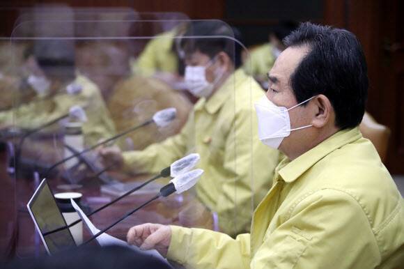 정세균 국무총리가 21일 정부서울청사에서 열린 신종 코로나바이러스 감염증 대응 중앙재난안전대책본부 회의를 주재하고 있다. 연합뉴스