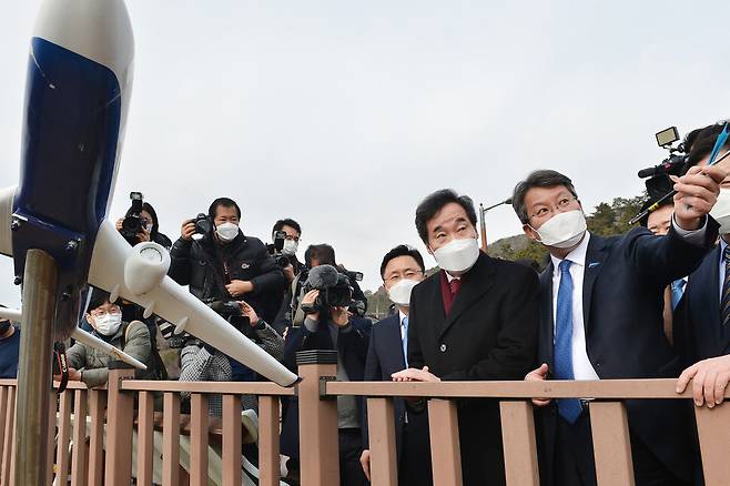 21일 변성완 부산시장 권한대행(오른쪽)이 부산 강서구 대항전망대에서 이낙연 민주당 대표에게 가덕도공항 예정지를 가리키고 있다. 부산시 제공