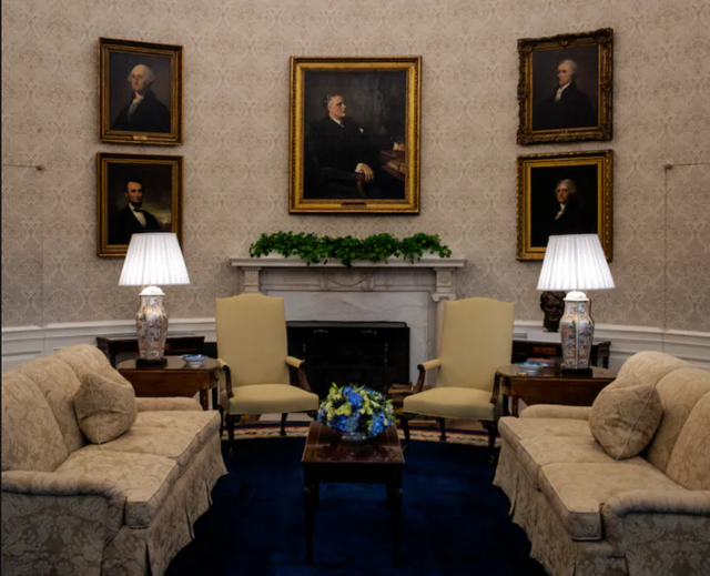 백악관 대통령 집무실에 있는 '결단의 책상' 맞은편 벽 한 가운데 프랭클린 루스벨트 전 대통령의 초상화가 걸려 있다. 왼쪽은 조지 워싱턴 초대 대통령과 에이브러햄 링컨 전 대통령, 오른쪽에는 알렉산더 해밀턴 전 재무장관과 토머스 제퍼슨 전 대통령의 초상화가 각각 배치됐다. 워싱턴포스트 제공