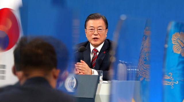 문재인 대통령이 18일 오전 청와대 춘추관에서 온·오프 혼합 방식으로 열린 '2021 신년 기자회견'에 참석해 취재진의 질문에 답변하고 있다. 뉴시스