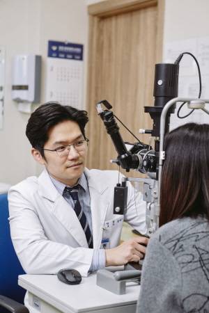 드림렌즈의 목적은 근시 진행 억제와 시력교정이다. 근시는 대부분 어린 연령에서 시작하기 때문에, 시력이 거의 완성되는 만 5세 정도부터는 근시가 있는 경우에 드림렌즈를 시도할 수 있다. /강동경희대병원 제공