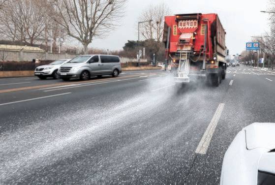 12일 서울 용산구 일대에서 제설차가 염화칼슘을 뿌리고 있다. 뉴스1