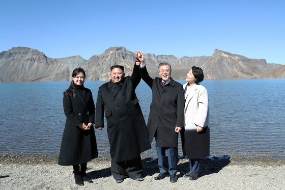 문재인 대통령과 부인 김정숙 여사, 김정은 국무위원장과 부인 리설주 여사가 2018년 9월 20일 오전 백두산 천지에서 기념촬영을 하고 있다. 평양사진공동취재단