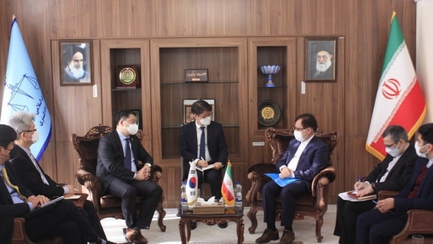 지난 12일 최종건 외교부 1차관(왼쪽)과 헤크마트니아 이란 법무부 차관이 이란 테헤란에서 회담하고 있는 모습./ 연합뉴스