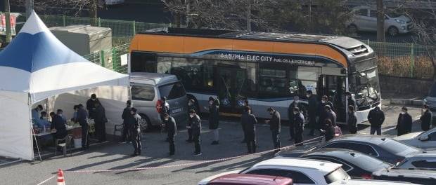21일 오전 울산시 울주군 율리공영차고지에 마련된 임시 선별진료소에서 시내버스 운전직 종사자들이 코로나19 무료 검사를 받기 위해 줄지어 서 있다. /사진=뉴스1