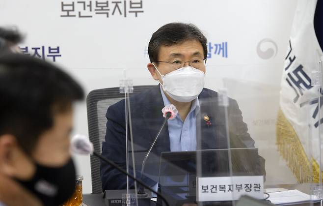 권덕철 보건복지부 장관이 지난 18일 오후 보건복지부 5층 영상회의실에서 열린 육군 제27사단 장병 영상 위문 행사에서 인사말을 하고 있다. |보건복지부 제공