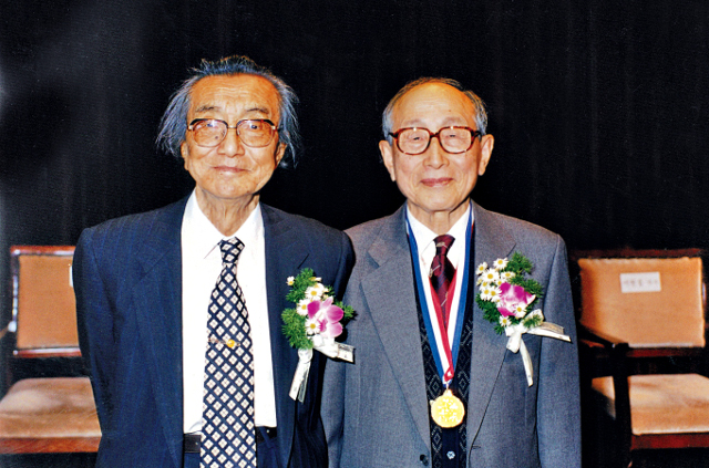 김형석 교수는 1985년 연세대에서 정년퇴임을 했다. 사진은 김 교수(오른쪽)가 퇴임 후 한 행사에서 같은 해 숭실대에서 정년퇴임한 안병욱 교수와 함께한 모습. 양구인문학박물관 제공