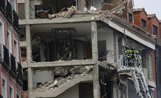 마드리드 도심서 폭발로 인해 일부가 무너진 빌딩을 오르는 소방관. AP연합뉴스