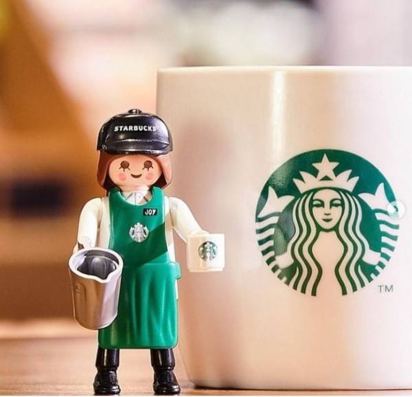 스타벅스가 플레이모빌과 협업해 내 놓은 ‘스타벅스 스페셜 에디션 플레이모빌 피규어-버디세트’ 제품 가운데 하나. 스타벅스코리아 제공