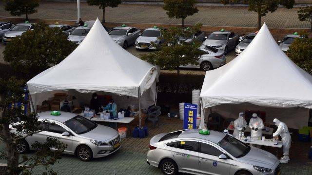 부산 연제구 부산아시아드주경기장 주차장을 찾은 택시 기사들이 11일 오전 드라이브스루 방식으로 코로나19 진단검사를 위한 검체를 채취하고 있다. 사진은 기사 내용과 관련 없음. 연합뉴스