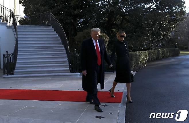 도널드 트럼프 미국 대통령 내외가 20일 오전 백악관을 떠나고 있다. ⓒ 로이터=뉴스1