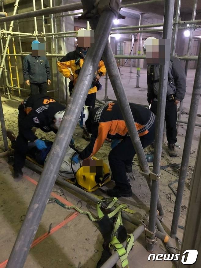 (부천=뉴스1) 정진욱 기자 = 12일 오전 11시 14분쯤 경기 부천시 송내동 래미안 아파트 신축 공사장에서 근로자 A씨(55)가 공사장 지하 3층 구조물에서 작업을 하다 4m아래로 추락했다. 소방대원이 구조활동을 하고 있다.(경기부천소방서제공)2020.2.12/뉴스1