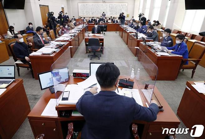 (서울=뉴스1) 신웅수 기자 = 윤호중 위원장이 8일 서울 여의도 국회에서 열린 법제사법위원회 전체회의에서 중대재해에 대한 기업 및 책임자 처벌 등에 관한 법률안(중대재해기업처벌법)을 통과시키고 있다. 2021.1.8/뉴스1