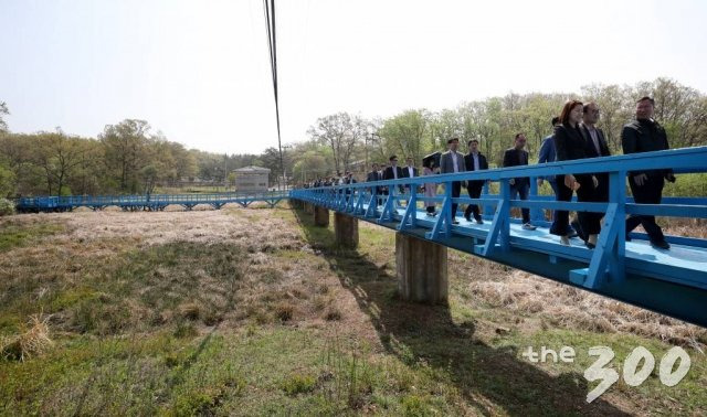 판문점 공동경비구역(JSA) 견학이 재개된 1일 오전 안보견학을 온 관광객들이  작년 4.27 남북정상회담 당시 문재인 대통령과 김정은 북한 국무위원장이 친교산책 후 대화를 나눈 도보다리를 견학하고 있다. 군은 ‘9.19’ 군사합의’에 따라 JSA 자유왕래를 위한 비무장화 조치를 위해 지난해 10월부터 일반인 안보견학을 일시 중단해 왔다.20190501 사진공동취재단/시사IN 조남진