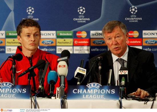 올레 군나르 솔샤르 현 맨유 감독(왼쪽)은 현역 시절 알렉스 퍼거슨 전 감독이 지휘하는 맨유에서 오랜 기간 선수로 활약한 바 있다. /사진=로이터