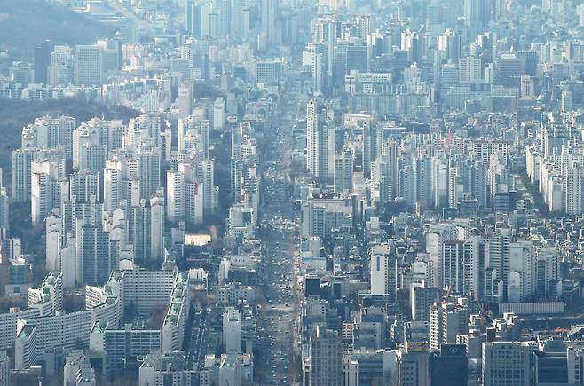 지난 14일 한국부동산원 자료에 따르면 서울의 주간 아파트값 상승률이 지난주 0.07%로 상승폭이 커졌다. 상승폭이 0.07%까지 올라간 것은 지난해 7·10 대책 발표 직후인 7월 둘째 주(0.09%) 이후 처음이다. 사진은 17일 서울 시내 아파트 단지의 모습. [연합]
