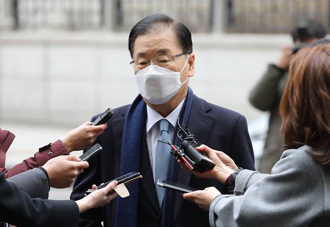 정의용 외교부 장관 후보자가 21일 오전 종로구 도렴빌딩 사무실로 출근하며 기자들의 질문에 답하고 있다. [연합]