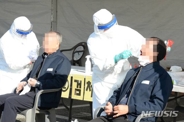 [울산=뉴시스] 배병수 기자 = 울산시는 21일 오전 울주군 시내버스 율리공영차고지에서 시내버스 승무원을 대상으로 신종 코로나바이러스 감염증(코로나 19) 선제적 진단검사를 실시하고 있다. 2021.01.21. bbs@newsis.com.