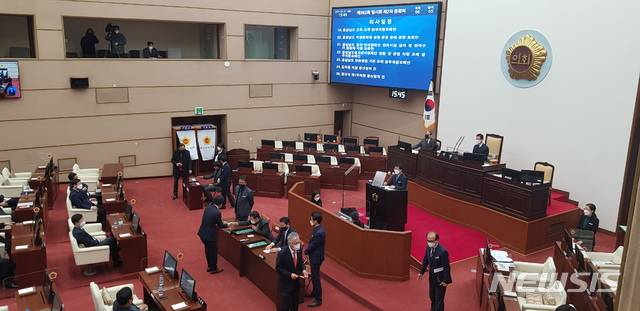 [창원=뉴시스] 홍정명 기자=21일 오후 경남도의회 제382회 임시회 2차 본회의에서 의원들이 김하용 의장 불신임의 건에 대한 무기명 투표를 하고 있다. 투표 결과 부결됐다. 2021.01.21. hjm@newsis.com