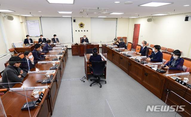 [창원=뉴시스] 홍정명 기자= 21일 오후 경남도의회 특별위원회실에서 '경상남도 기후위기 대응을 위한 특별위원회' 제1차 회의가 열리고 있다.(사진=경남도의회 제공) 2021.01.21. photo@newsis.com