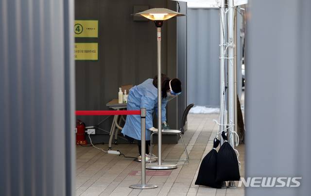 [서울=뉴시스]최진석 기자 = 국내 첫 신종 코로나바이러스 감염증(코로나19) 확진자 발생 1년이된 20일 중구 서울광장 임시선별검사소에서 관계자가 의자를 소독하고 있다.  2021.01.20. myjs@newsis.com