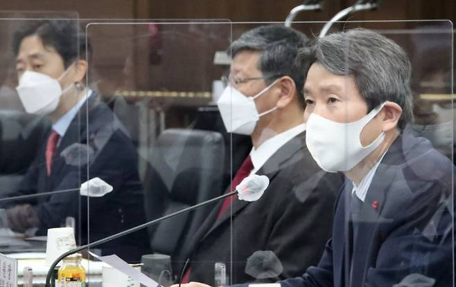 이인영 통일부 장관이 지난 14일 정부서울청사 통일부 대회의실에서 열린 제318차 남북교류협력추진협의회를 주재하며 발언하고 있다. 연합뉴스