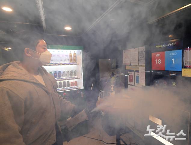 노래방 점주가 시설물 소독을 하고 있다. 이한형 기자