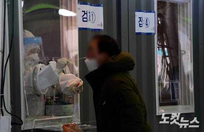 임시선별진료소에서 의료진이 검체를 채취하고 있다. 황진환 기자