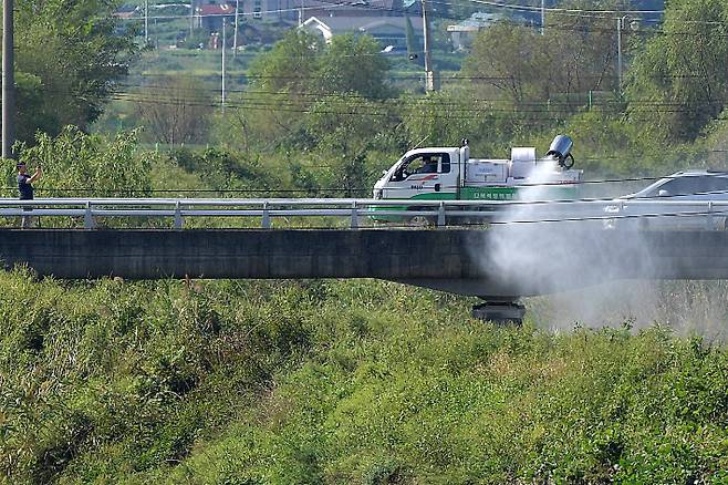 한 양돈농장 인근에서 아프리카돼지열병(ASF)  방역 조치가 이뤄지고 있다. 박종민 기자