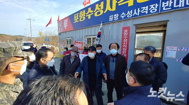 21일 포항수성사격장반대대책위 사무실을 찾은 국방부 관계자에게 반대위와 주민들이 항의하고 있다. 김대기 기자