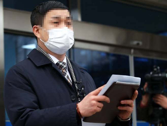 은수미 성남시장 선거캠프 출신들이 성남시와 산하 기관에 대거 부정 채용됐다는 의혹을 제기한 이모씨가 지난달 29일 오후 수원시 경기남부경찰청에 참고인 신분으로 출석하며 발언하고 있는 모습이다. 연합뉴스