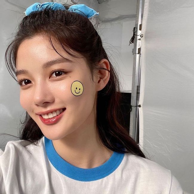 Kim Yoo-jung posted several photos on his 21st day with his article Hi, S M I L E!In the photo, Kim Yoo-jung, who has a blue ribbon with a half-bundled head, is taking a self-portrait with a smile-shaped sticker on his face.Kim Yoo-jungs beautiful Beautiful looks and healthy skin, which survive extreme Close-Ups, catch the eye.Meanwhile, Kim Yoo-jung will appear in SBSs new drama Hongcheongi.[Photo] Kim Yoo-jung Instagram  