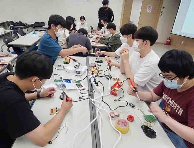한국섬유개발연구원이 ICT 융합섬유 관련 실무 교육을 하고 있다. 한국섬유개발연구원 제공