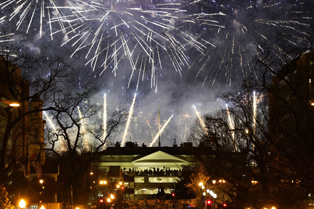 20일(현지시간) 워싱턴 밤하늘이 조 바이든 제46대 미국 대통령 취임을 축하하는 불꽃으로 물들었다./사진=AP 연합뉴스