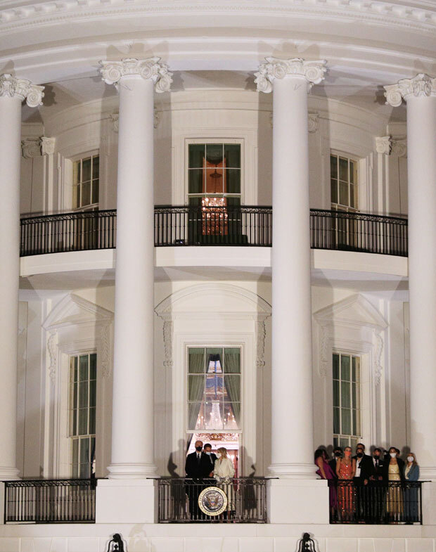 20일(현지시간) 조 바이든 대통령 내외와 관계자들이 백악관 남쪽 잔디마당이 내려다보이는 트루먼 발코니에서 야경을 즐기고 있다./사진=로이터 연합뉴스
