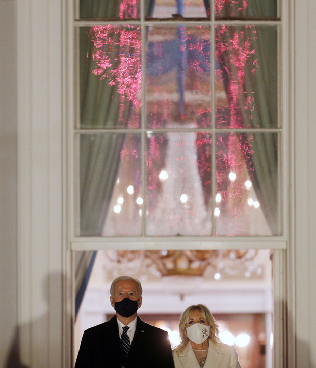 20일(현지시간) 제46대 미국 대통령으로 취임한 바이든 대통령이 백악관 남쪽 잔디마당이 내려다보이는 트루먼 발코니에서 영부인 질 바이든 여사와 함께 불꽃을 바라보고 있다./사진=로이터 연합뉴스