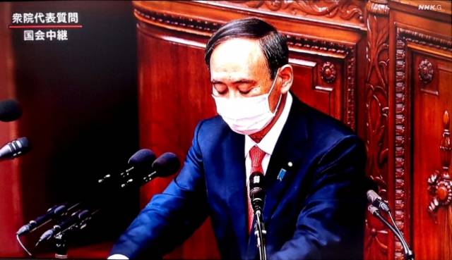 스가 요시히데 총리가 20일 오후 국회(중의원)에 출석해 각당 대표 질의에 답변하고 있다./연합뉴스=NHK 중계화면