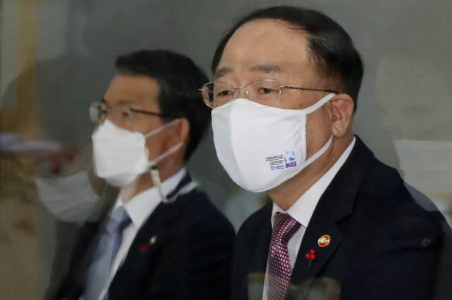 홍남기 경제부총리가  ‘부동산 시장 점검 관계장관회의’에 참석해 모두발언을 하고 있다.