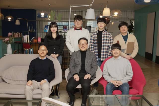 미토콘드리아의 산화 손상 경로를 밝혀낸 UNIST 권태혁(하단 중앙) 교수 연구팀. /사진제공=UNIST