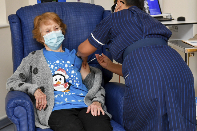 지난해 12월 8일(현지시간) 영국 웨스트미들랜드주에 위치한 코번트리대 병원에서 90세인 마거릿 키넌 할머니가 미국 제약사 화이자-독일 바이오엔테크가 공동 개발한 코로나19 백신을 세계 최초로 접종받고 있다./AP연합뉴스