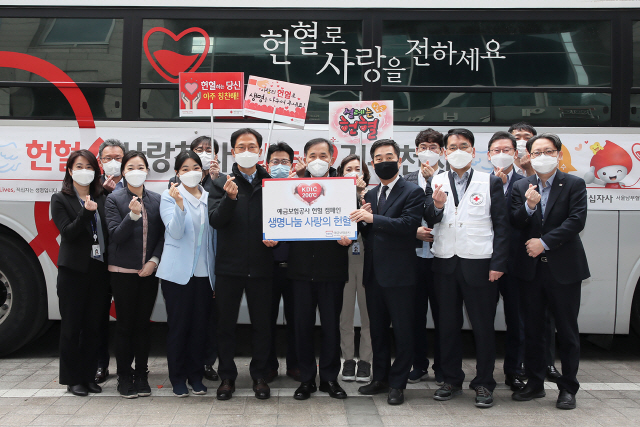 위성백(앞줄 왼쪽 다섯 번째) 예금보험공사 사장과 임삼섭(〃 네 번째) 노조위원장이 직원들과 함께 21일 서울 중구 청계천로 본사에서 릴레이 헌혈 캠페인을 하고 있다. /사진 제공=예보