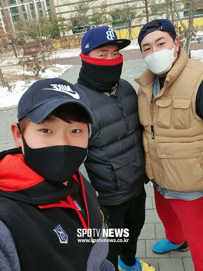 ▲ 최근 인천에서 함께 훈련 중인 kt 외야수 김도현과 이상원 트레이닝 코치, 탬파베이 내야수 최지만(왼쪽부터). ⓒ이상원 코치 제공