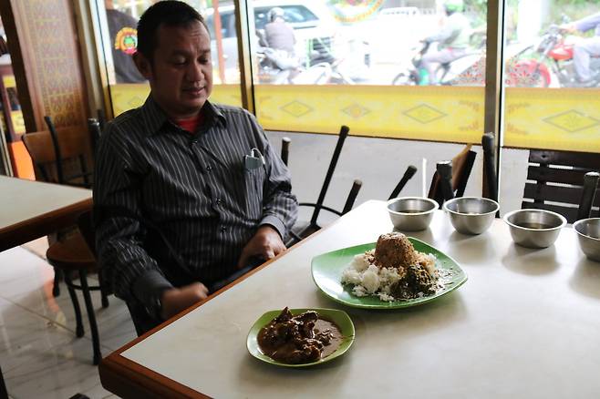 단골손님 이따스씨 "파당 식당, 골라 먹는 재미" [자카르타=연합뉴스]